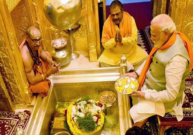 PM Narendra Modi performing puja at Kashi temple